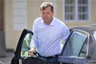 Soukup má v plánu vytasit na Hanychovou silný kalibr, který jí sváže ruce. Začíná se naplňovat černý scénář boje o dítě